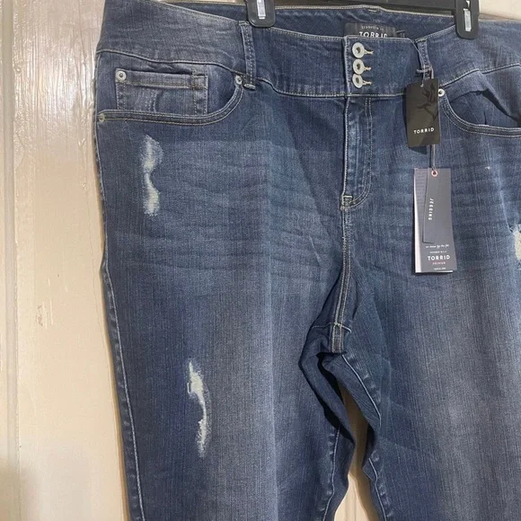 Torrid Premium Women Blue Denim Flat Front Distressed Raw Hem Capri Pants 26 NEW - Picture 5 of 12